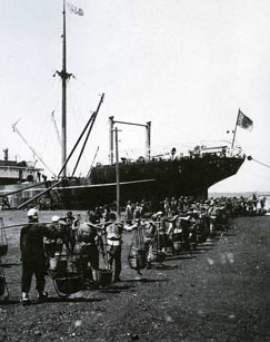 刺刀下的劳工封面图