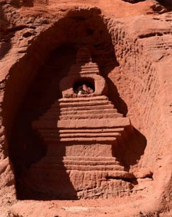 神秘的草原石窟封面图