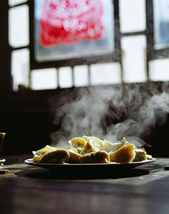 餐桌上的节日封面图