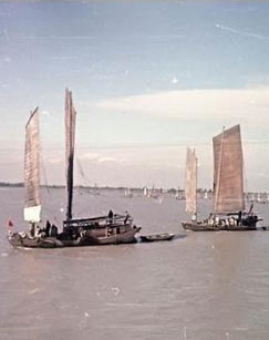 渡江第一船封面图