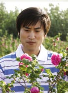 玫瑰园里的老少爷们儿封面图